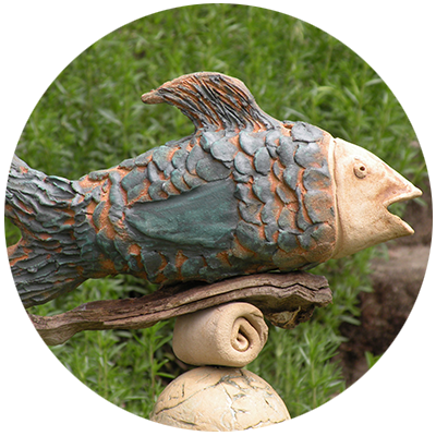 aus Ton / Keramik gestalteter Fisch auf einer Stele als Garten-Dekoration