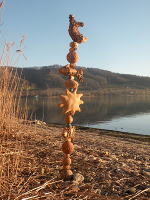 Fisch Stele mit Stern und Kugeln aus Ton / Gartenkeramik frostfest